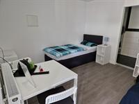 Einzelzimmer mit Tisch, Wasserkocher, TV und eigenem Bad