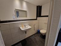 Gefliestes Bad mit Waschbecken und WC