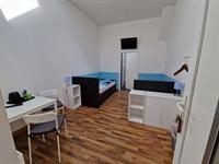 Helles Zweibettzimmer mit TV und eigenem Bad