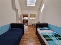 Zweibettzimmer mit Dachfenster und Zugang zum Laubengang