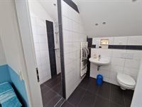 Bad mit ebenerdiger Dusche, Waschbecken und WC